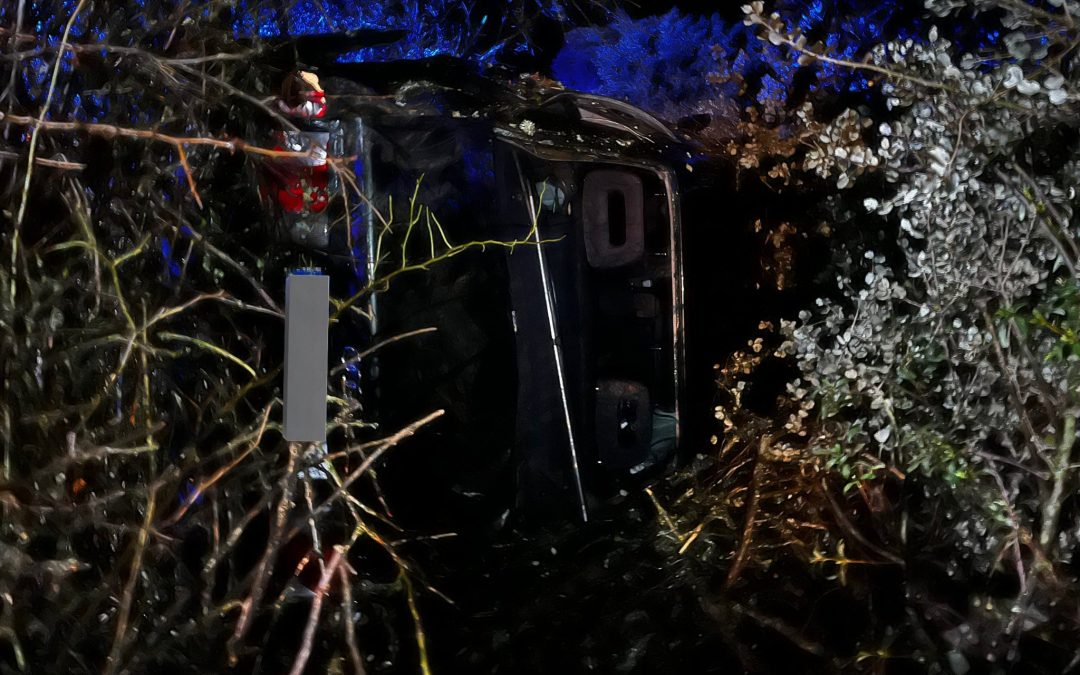 Una mujer de 74 años resulta herida tras el vuelco de su vehículo en la carretera de Santiago Millas