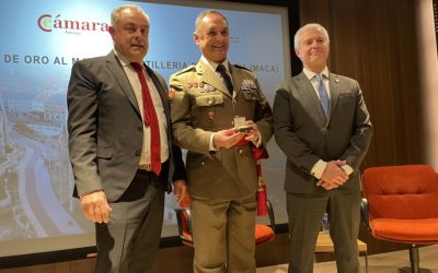 El general del MACA, Vicente Torres, recibe la Medalla de Oro de la Cámara de Comercio