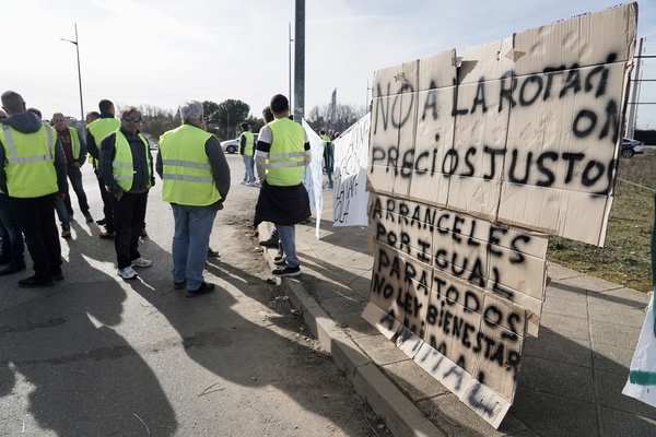 Una nueva concentración de agricultores bloquea el paso durante la noche a cerca de 200 camiones en el polígono de Villadangos del Páramo