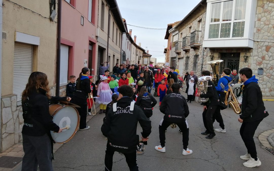 Imaginación y colorido en el lunes de carnaval de Santa Marina del Rey