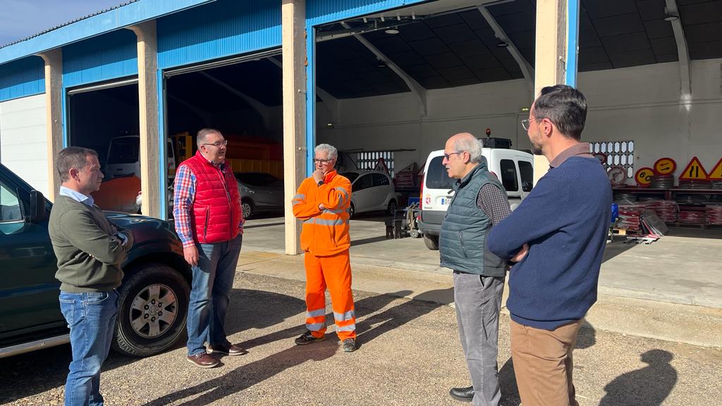 El vicepresidente de la Diputación de León visita a las brigadas de los Parques Móviles de Ponferrada y Astorga para «agradecerles su esfuerzo»