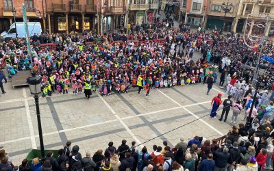Los alumnos de los colegios bañezanos reciben a Don Carnal