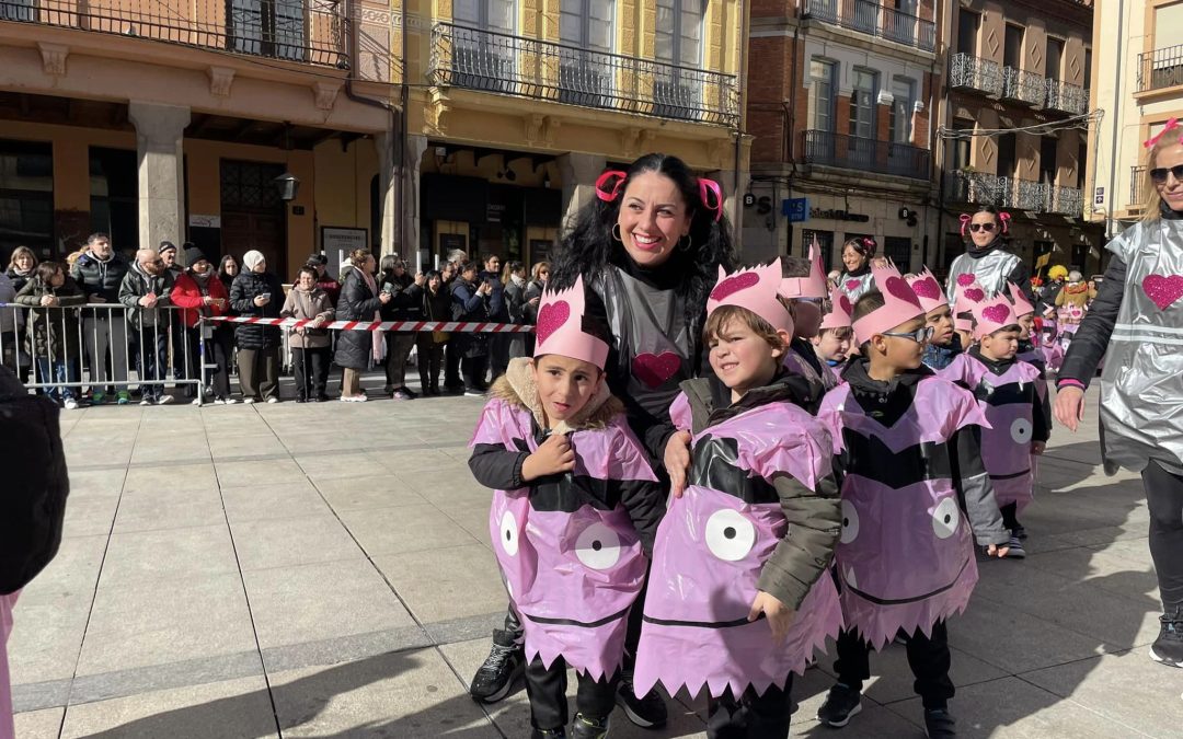 El carnaval infantil abre la Piñata que mañana citará a 48 grupos y 1.500 personas en el gran desfile