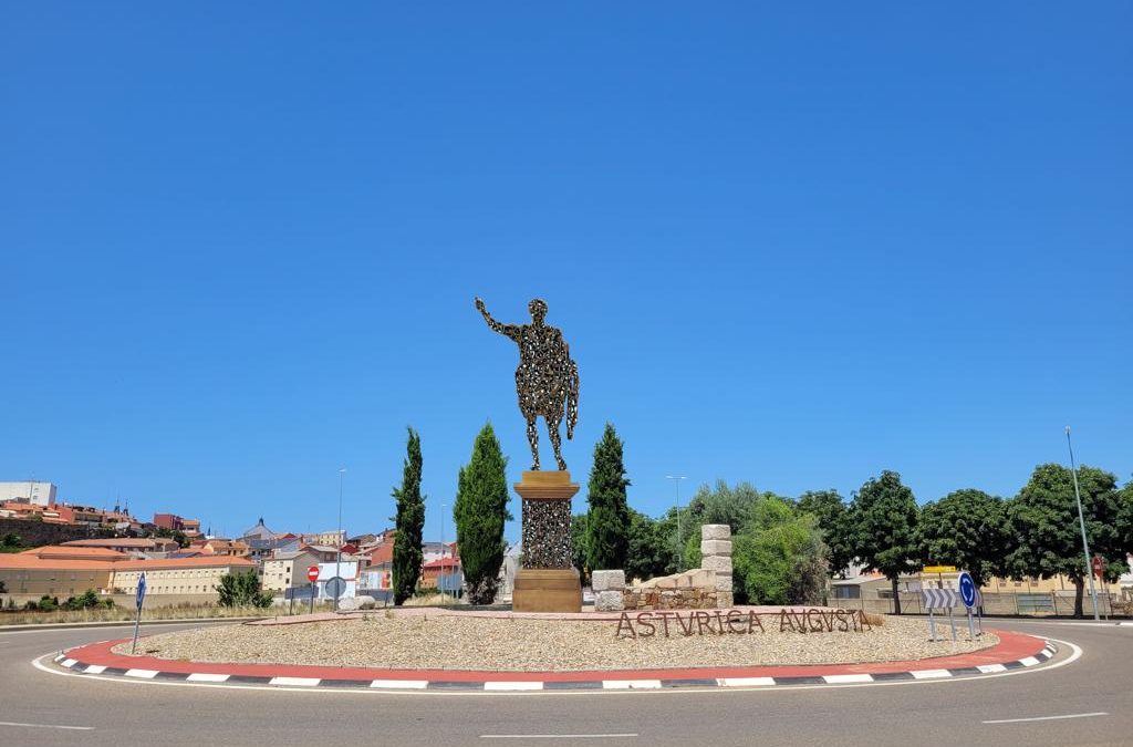 El escultor Amancio González dejará su huella en el Camino de Santiago en Astorga