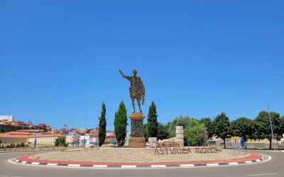 El escultor Amancio González dejará su huella en el Camino de Santiago en Astorga