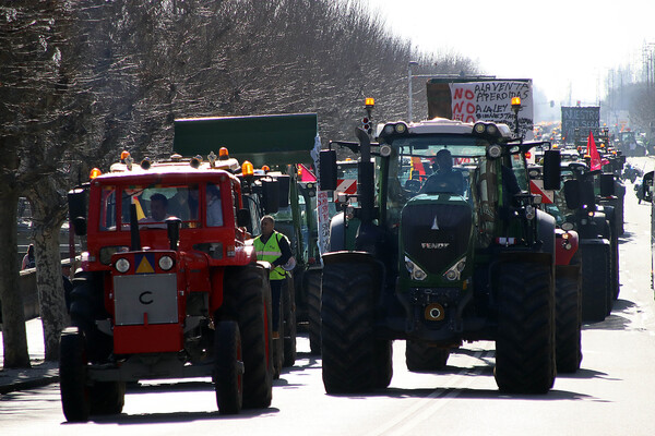 Cientos de tractores llevan a las calles de León la protesta de los agricultores