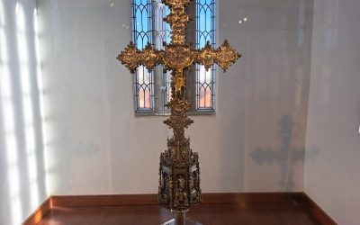 Una cruz procesional de 1568, ‘Pieza del Mes’ de marzo en el Palacio de Gaudí