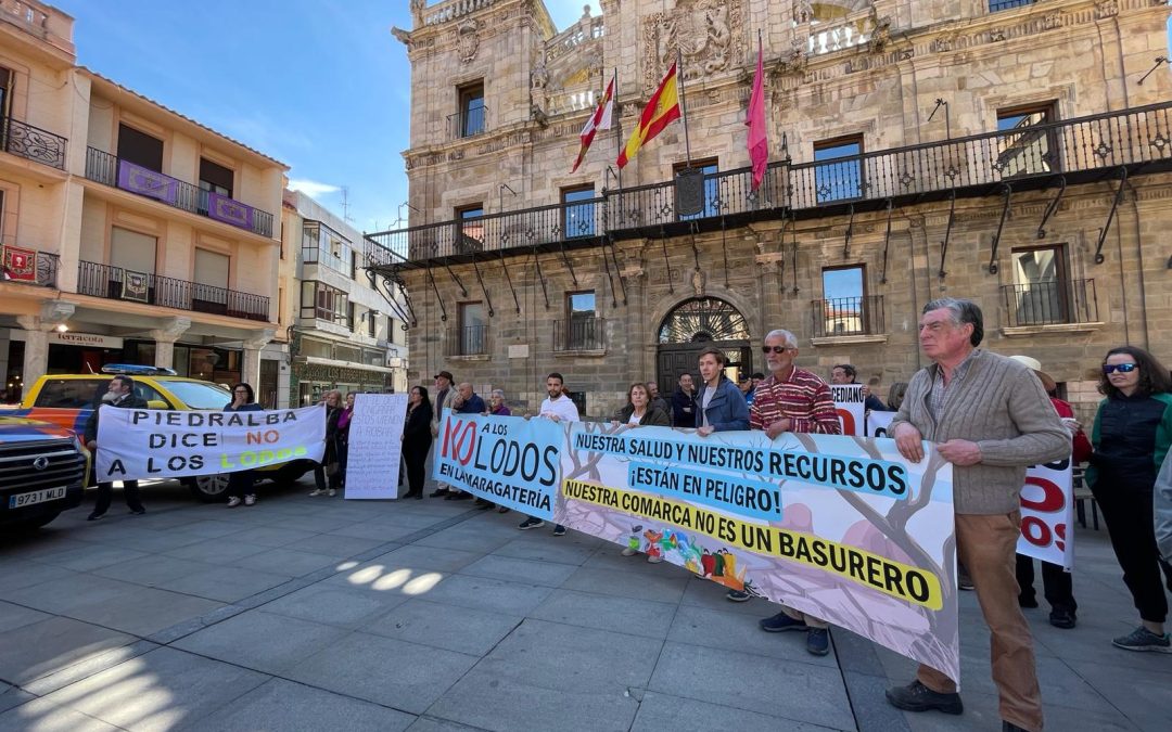 Un nutrido grupo de vecinos recibe al consejero de Medio Ambiente, Juan Carlos Suárez-Quiñones, con una pitada para mostrar su rechazo a la planta de lodos de Piedralba