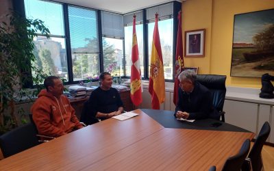 El delegado de la Junta recibe al alcalde de Encinedo para hablar de vivienda, sanidad y el arreglo de la LE 126 y el puerto de Fonte da Cova