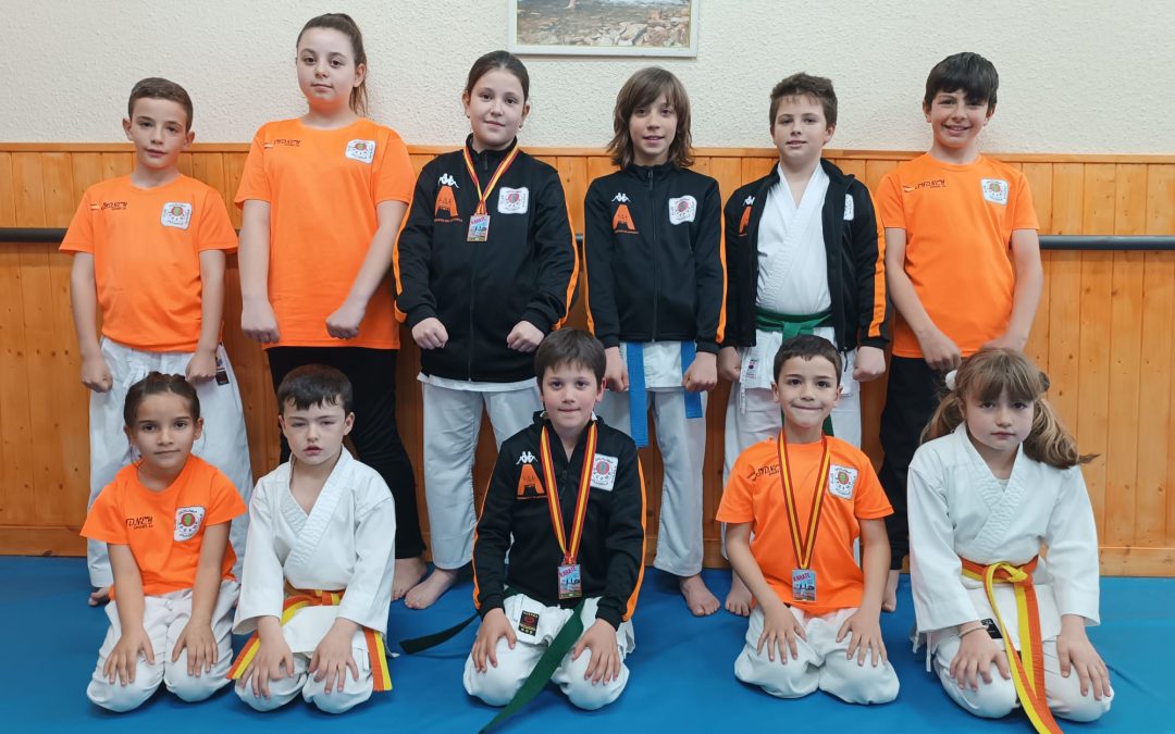 Trece karatekas astorganos participan en el Campeonato de Castilla y León