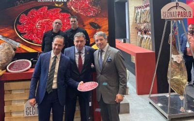El Ministro Luis Planas se interesa por los productos de ‘Cecinas Pablo’ en el Salón Gourmets