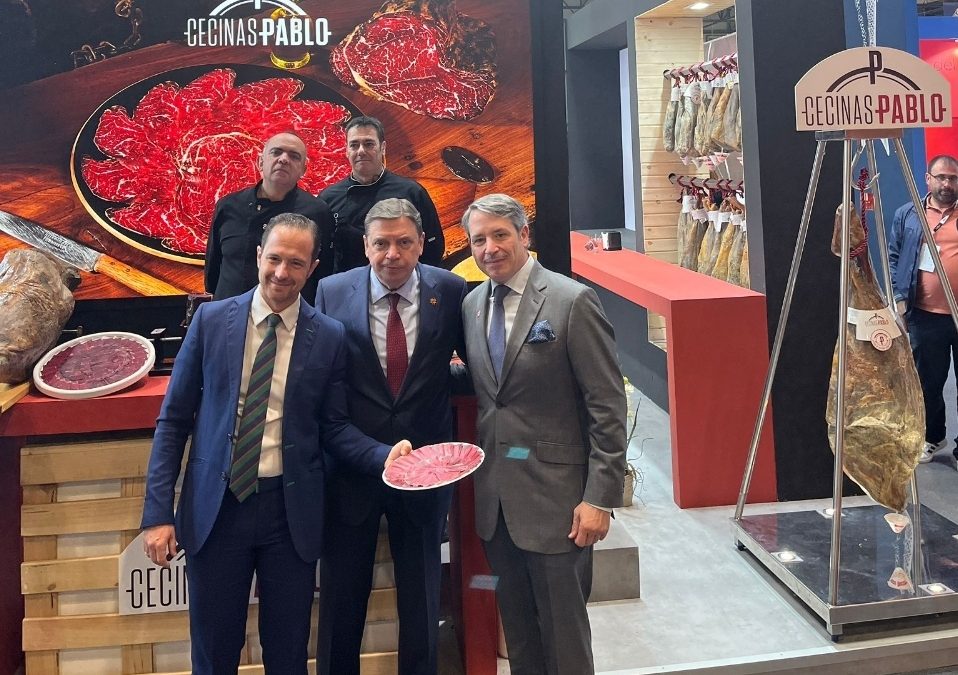 El Ministro Luis Planas se interesa por los productos de ‘Cecinas Pablo’ en el Salón Gourmets