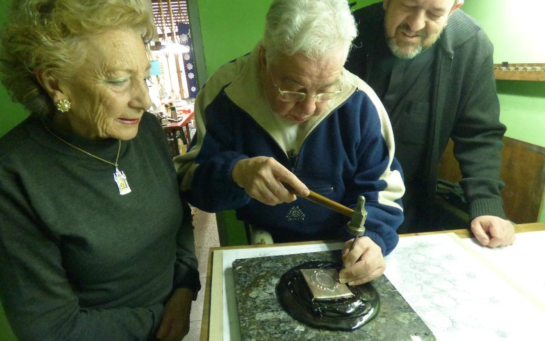 Primera fundición de plata y primeros golpes de cincel para la corona de la Virgen de los Dolores