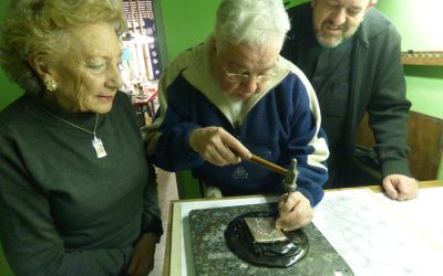 Primera fundición de plata y primeros golpes de cincel para la corona de la Virgen de los Dolores