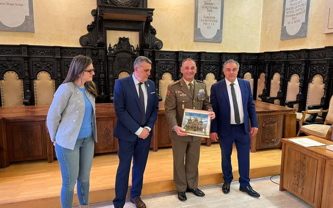 El General de Brigada Vicente Torres Vázquez, jefe del Maca, se despide de los astorganos