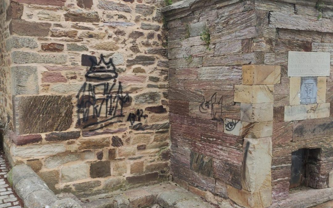Ecoastúrica limpia los grafitis del Melgar y el Aljibe