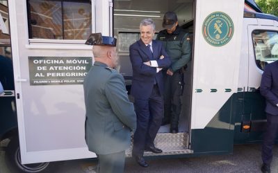 El director general de la Guardia Civil presenta en León las oficinas móviles que buscan ofrecer “un servicio de más calidad y proximidad” al peregrino