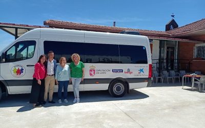 Caixa Bank colabora en la compra del nuevo vehículo adaptado de AFA La Bañeza