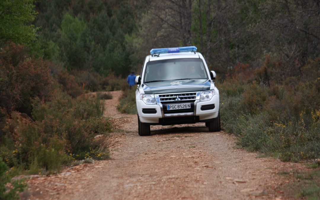 La Guardia Civil auxilia a un corredor lesionado en el hombro durante la carrera Truchillas-Vizcodillo