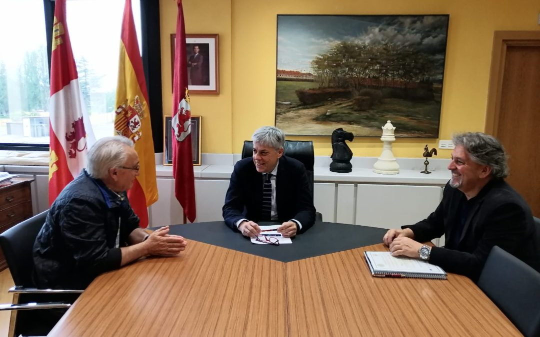 El delegado territorial recibe a los representantes de la Fundación Renacimiento Rural Leonés para conocer los avances en los proyectos