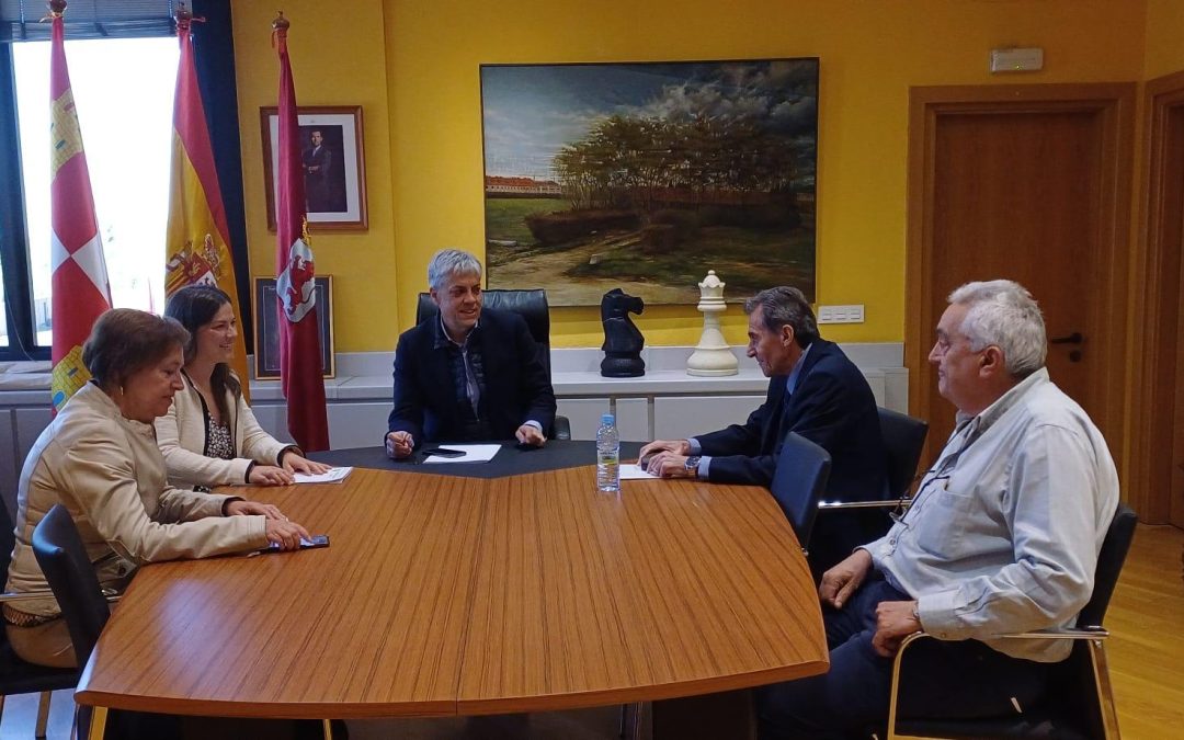 La Junta y el Ayuntamiento de Llamas de la Ribera estudian la puesta en marcha de iniciativas turísticas, culturales, agrarias y de vivienda