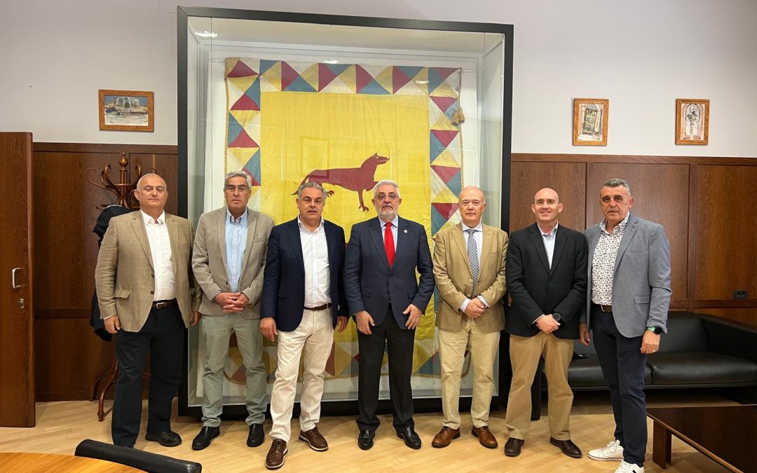 La visita del director del Instituto de la Vivienda pone en marcha la rehabilitación de 45 viviendas militares en desuso