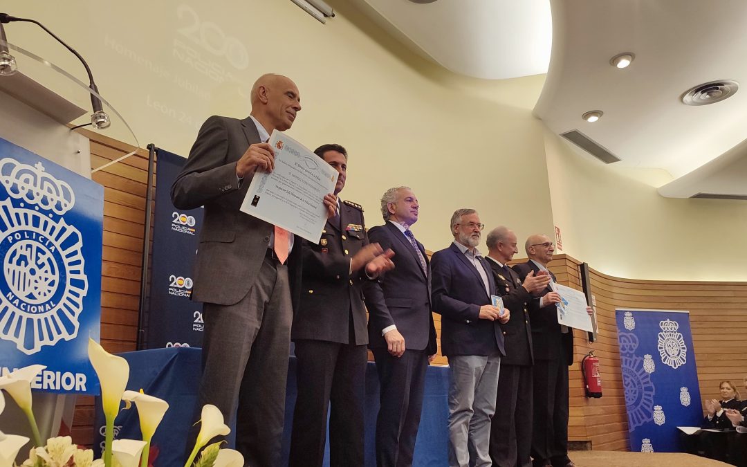 León homenajea a 28 policías jubilados, entre ellos a Francisco Cabero, comisario en Astorga