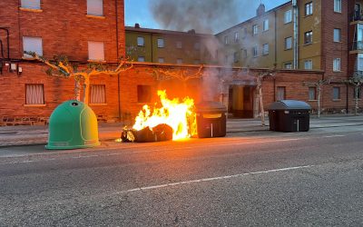 Prenden fuego a dos contenedores esta madrugada a la altura del acuartelamiento Santocildes