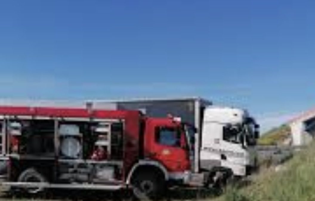 Las llamas destruyen ocho coches al arder un camión porta-vehículos en el Puerto del Manzanal