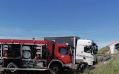 Las llamas destruyen ocho coches al arder un camión porta-vehículos en el Puerto del Manzanal