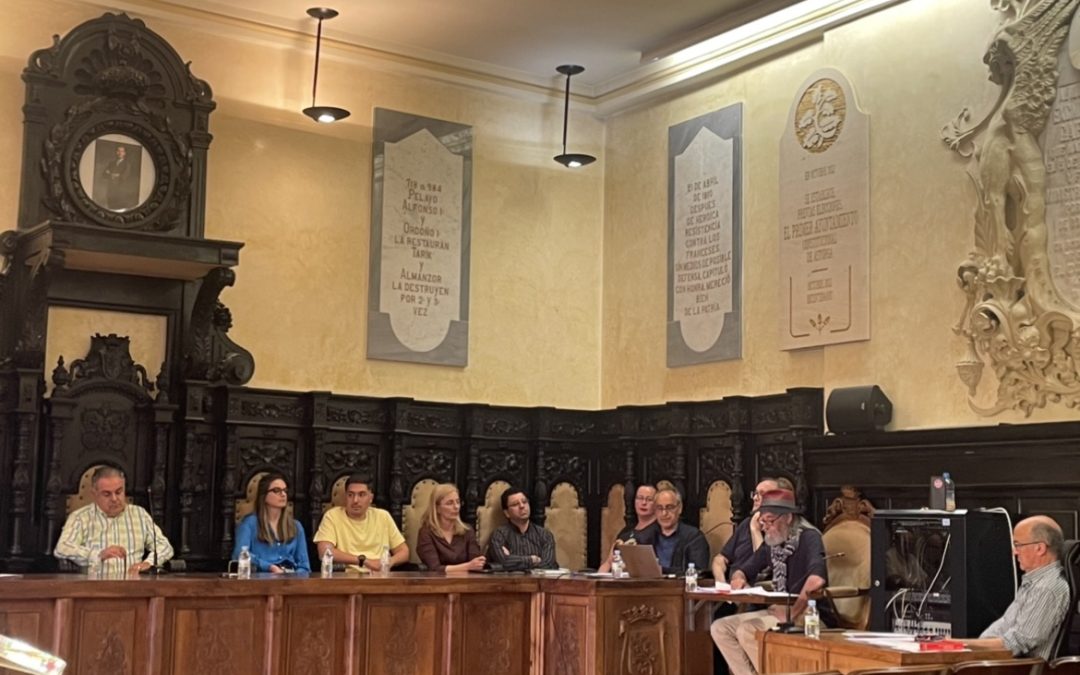 El alcalde suspende el pleno tras recibir los reproches de la oposición y el público por el artículo contra el periodista Eloy Rubio