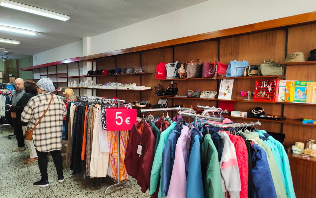 Abre una nueva edición del mercadillo de la Asociación Astorga Solidaria y Amiga en la calle Pío Gullón