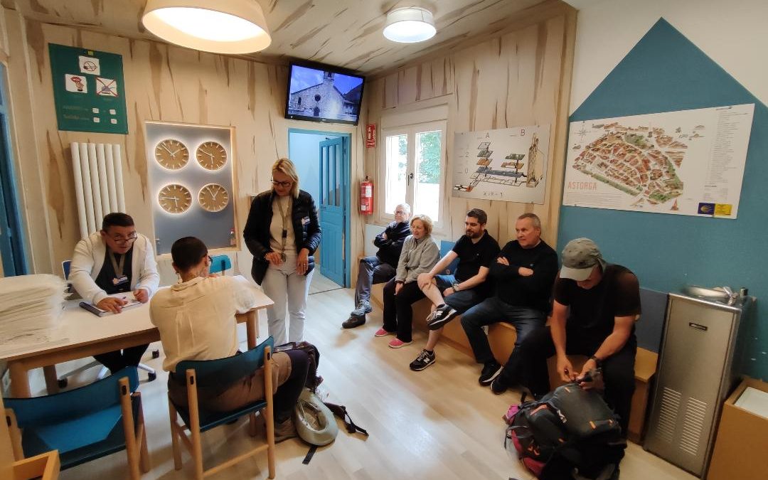 El albergue de la Asociación de Amigos del Camino de Santiago de Astorga acoge un curso de hospitaleros voluntarios