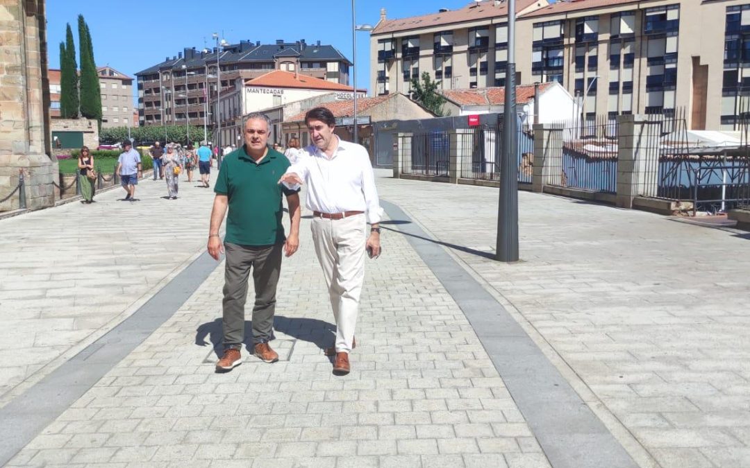Suárez-Quiñones visita las obras de remodelación de la calle Doctor Mérida Pérez de Astorga