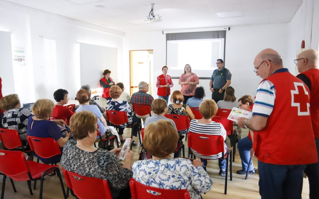 Cruz Roja y Guardia Civil sensibilizan en Astorga sobre el maltrato a los mayores; prevención de timos, engaños y robos
