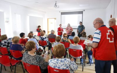 Cruz Roja y Guardia Civil sensibilizan en Astorga sobre el maltrato a los mayores; prevención de timos, engaños y robos