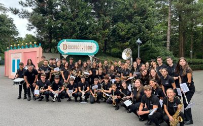 La Banda juvenil de La Bañeza desfila en Disneyland París al grito de ‘Viva España’