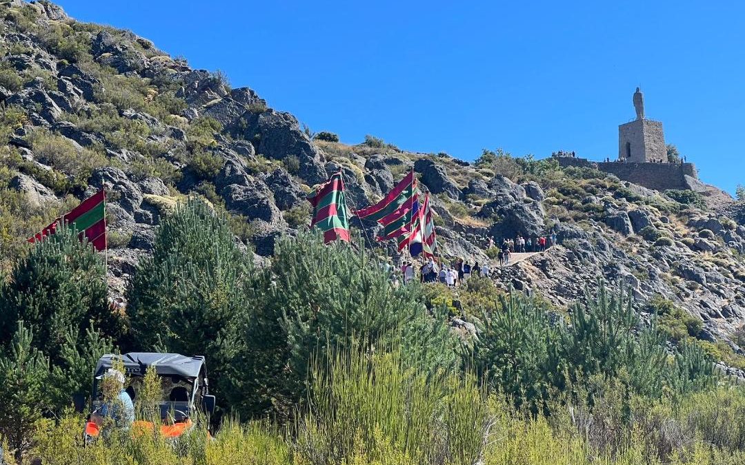 Truchas celebra el VIII Ascenso al Castillo del Conde Peña Ramiro con los pendones alzados y las obras de acondicionamiento finalizadas