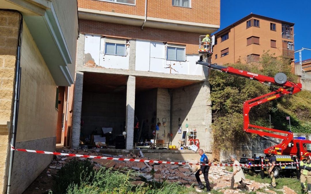 Parte de la fachada de un edificio se derrumba en la calle El Teso de Astorga