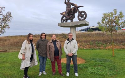 El Ayuntamiento de La Bañeza inaugura una escultura en honor al Moto Club Bañezano en el Parque de Santa Elena
