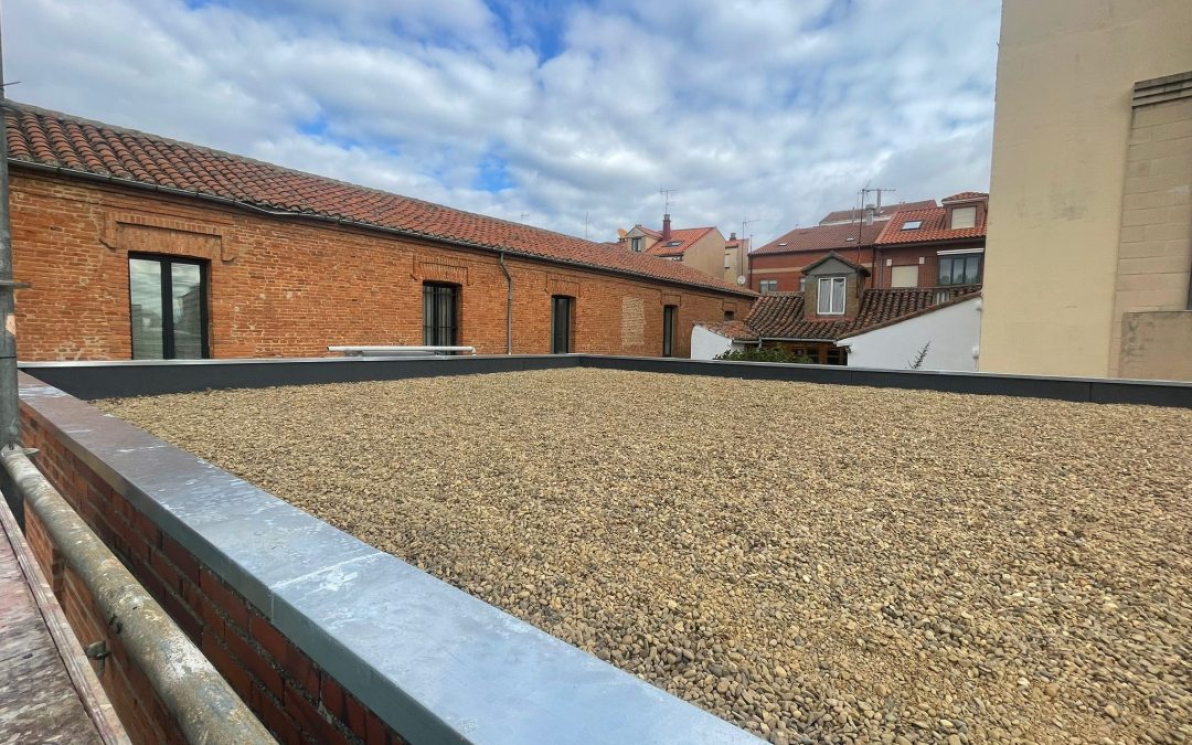 El ayuntamiento de Astorga recibe la obra de reforma de la cubierta del salón de actos de la Biblioteca
