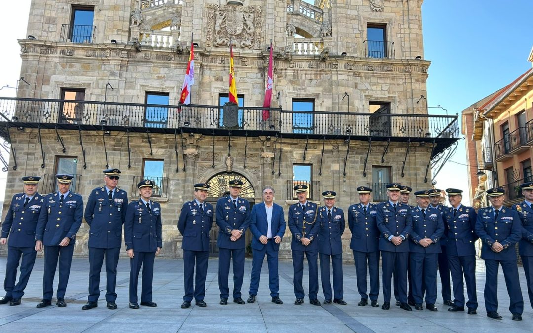 El alcalde de Astorga recibe al jefe del Estado Mayor y al Consejo Superior del Ejército del Aire y del Espacio