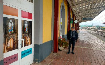 Una treintena de fotografías de Tomás Valle renuevan el aspecto de la estación de tren