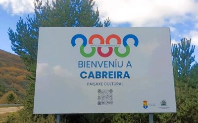 El Instituto de Estudios Cabreireses da la bienvenida a la comarca con un cartel en cabreirés