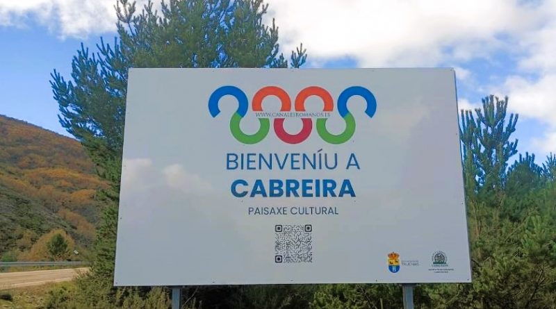 El Instituto de Estudios Cabreireses da la bienvenida a la comarca con un cartel en cabreirés