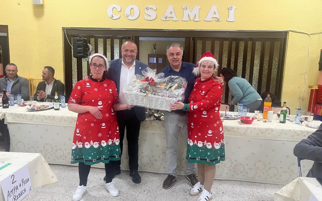 Los residentes de Cosamai celebran su fiesta de Navidad