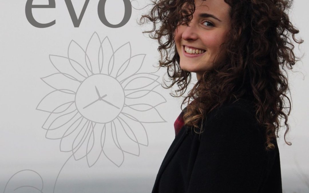 La poetisa astorgana Elena Martínez hace un repaso a su obra desde la adolescencia con ‘Evo’