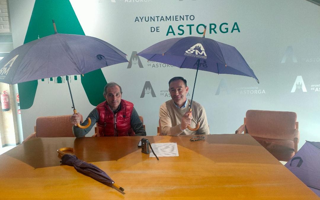 El PP de Astorga denuncia el despilfarro en paraguas morados del 8M en la anterior legislatura