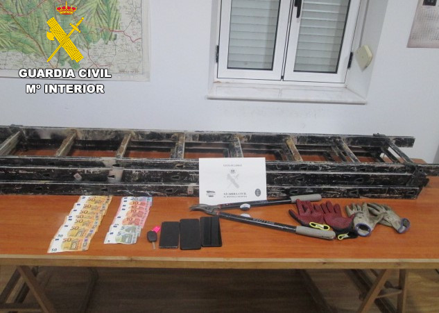 Tres detenidos por el robo de cableado de telefonía móvil en Velilla de la Reina y pertenencia a grupo criminal