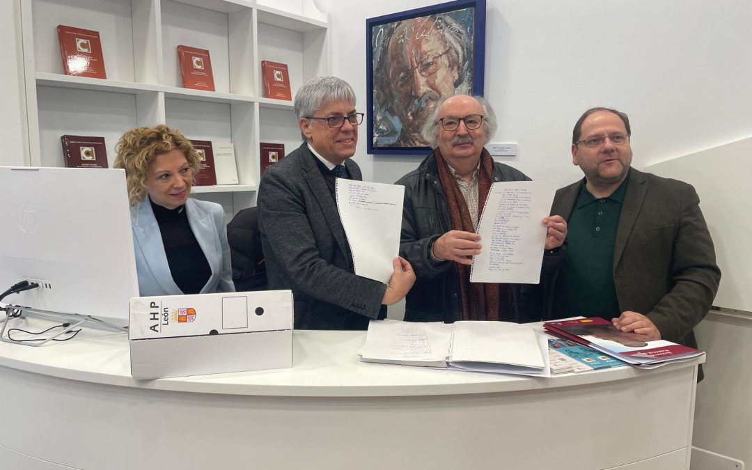 La Junta entrega 1.060 documentos tratados y digitalizados de Antonio Colinas a la Casa de la Poesía de La Bañeza